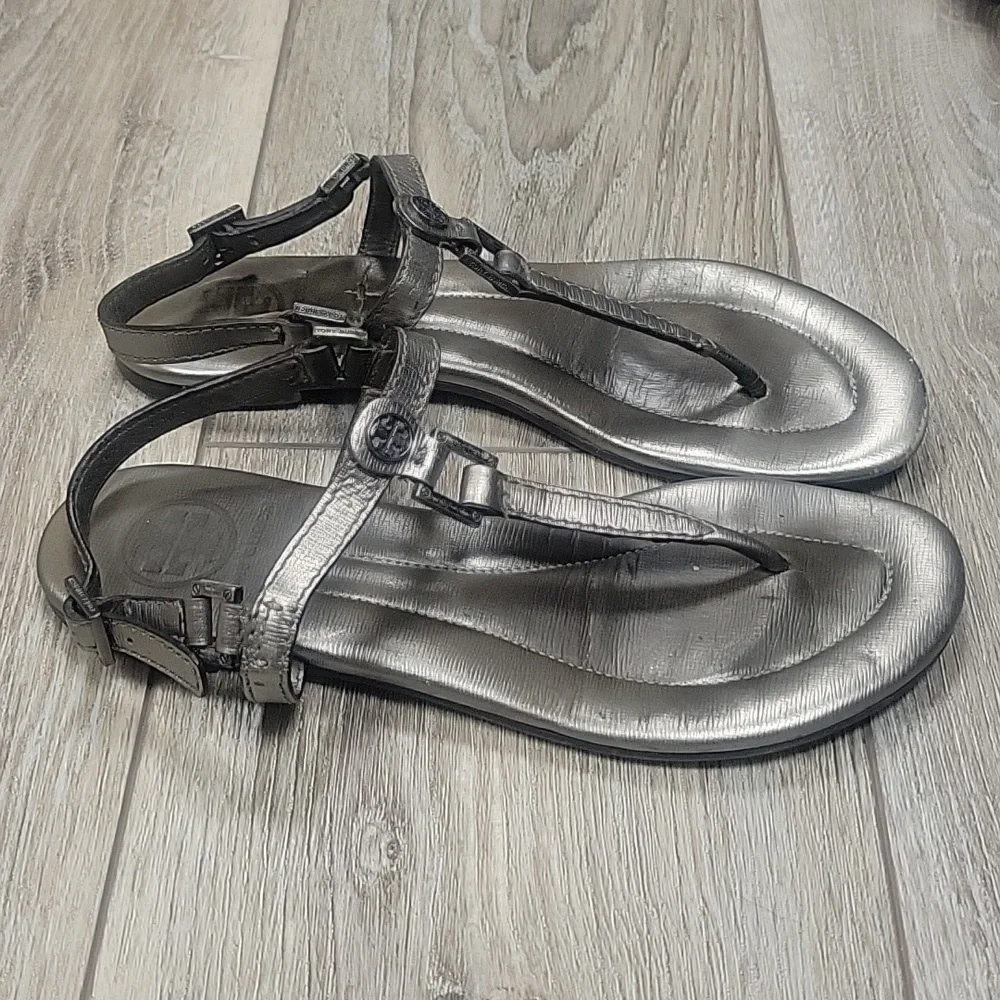 Tory Burch Size 6 Pewter Gray Metallic Leather T-Strap Sandals
